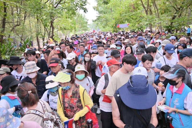 LINE_ALBUM_115.10.10_吉安健走迎雙十_吸引逾萬人次熱情慶國慶　_鄉長游淑貞陪伴鄉親_488df88e0b0c87e8.jpg